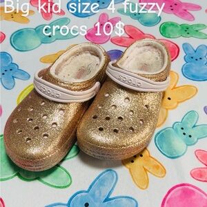CROCS Kids Classic Fuzz-Lined Clog in Glitter Gold with White Strap